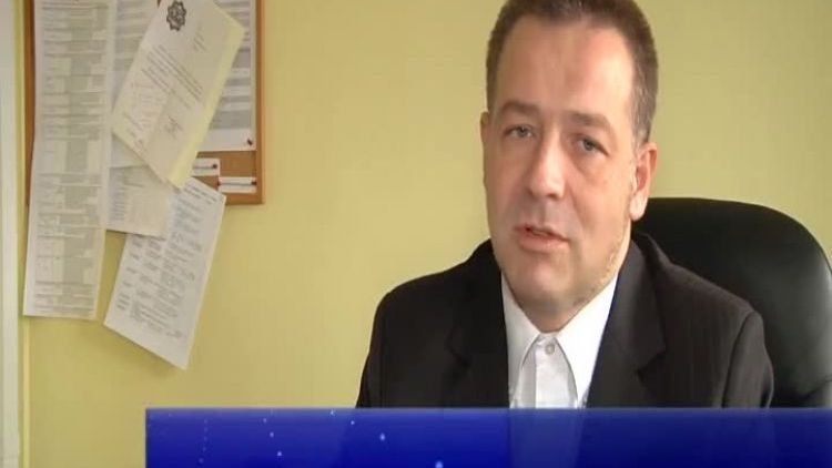 nozownik_stanie_przed_sadem.mp4