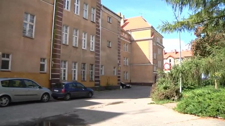mieszkania_zamiast_szkoly.mp4
