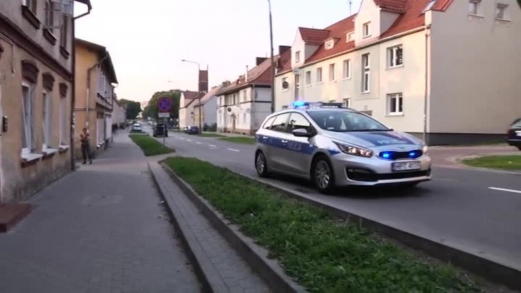 nozownik_stanie_przed_sadem.mp4