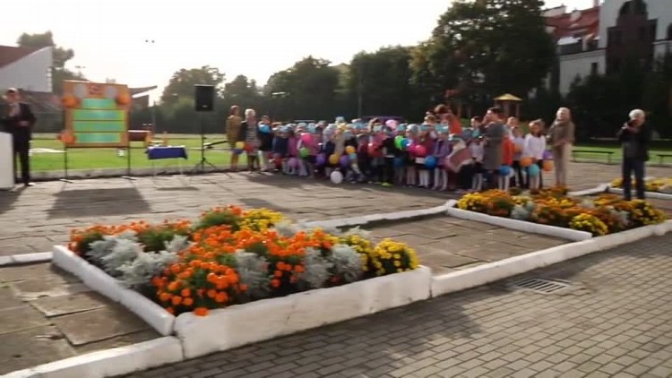 plac_zabaw_przy_szkole.mp4