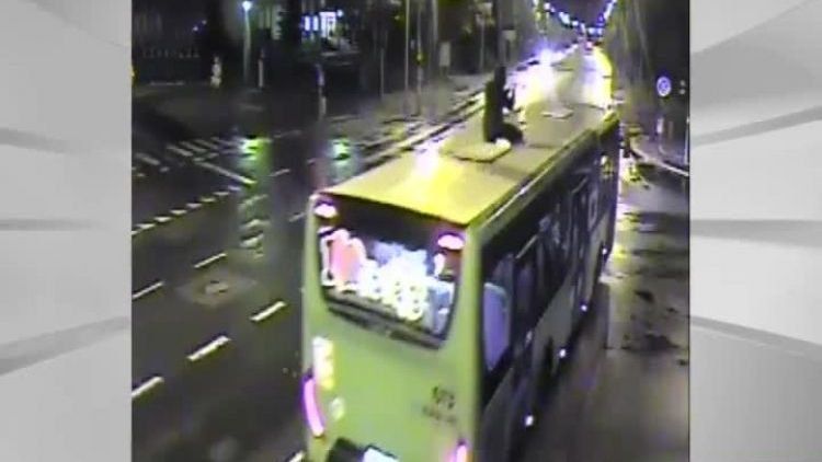 flesz_jechal_na_dachu_autobusu.mp4