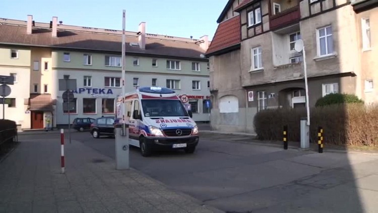 lekarz_nie_w_karetce_a_na_telefon.mp4