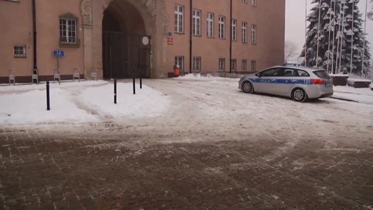 uzredniczka_wypadla_z_okna.mp4
