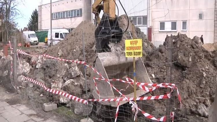 mezczyzna_przysypany_na_budowie.mp4