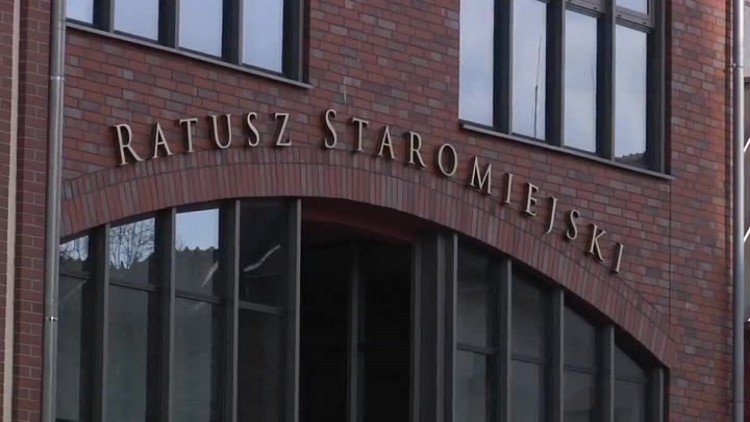flesz_ratusz_staromiejski_otwarty_krocej.mp4