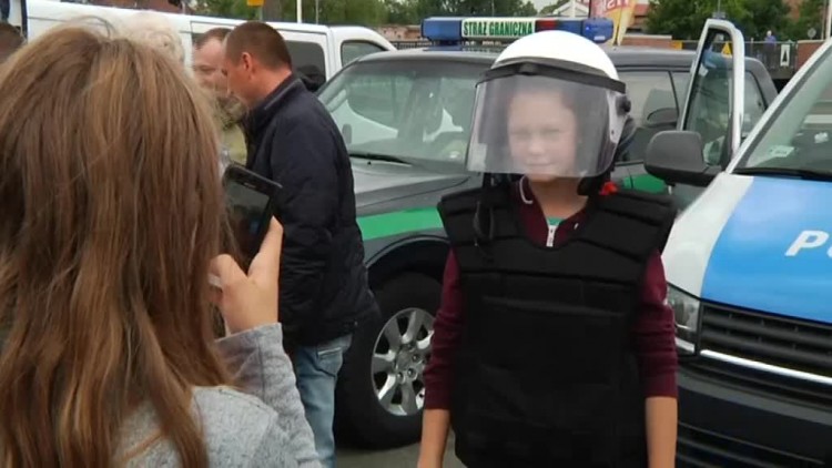 elblaska_policja_swietowala_z_mieszkancami.mp4