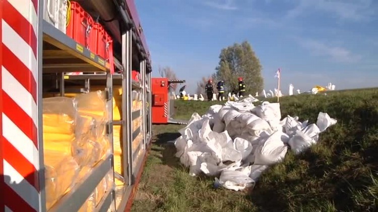 cwiczenia_przeciwpowodziowe_strazakow.mp4