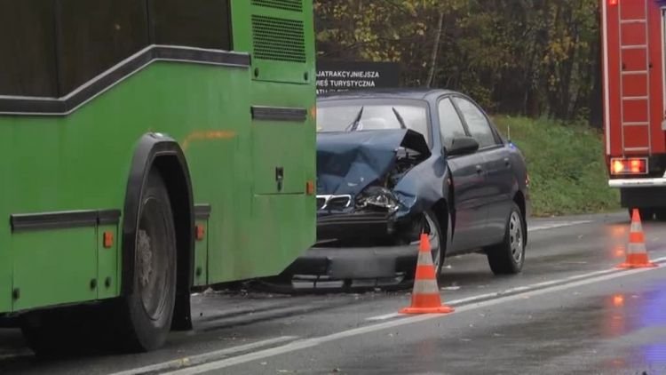 zderzenie_samochodu_z_autobusem.mp4