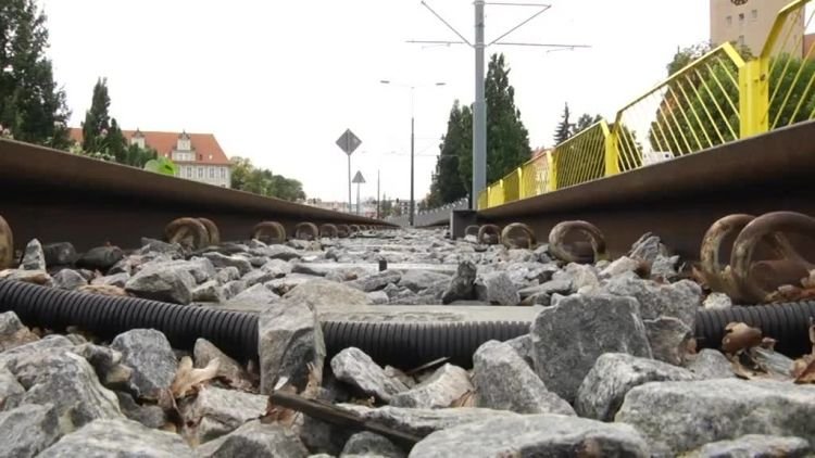tramwaje_w_koncu_pojada_po_nowych_torach.mp4