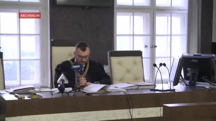 stalker_stanie_przed_sadem.mp4