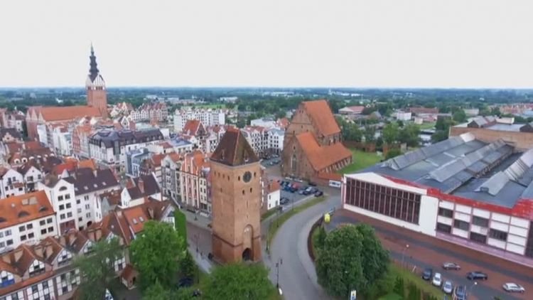 przewodniczy_zapraszaja_do_zwiedzania_bramy_targowej.mp4