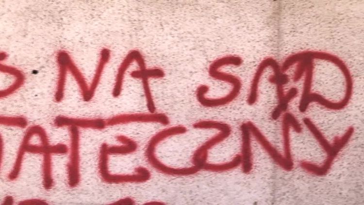 akt_wandalizmu_pod_biurem_posla_wilka.mp4
