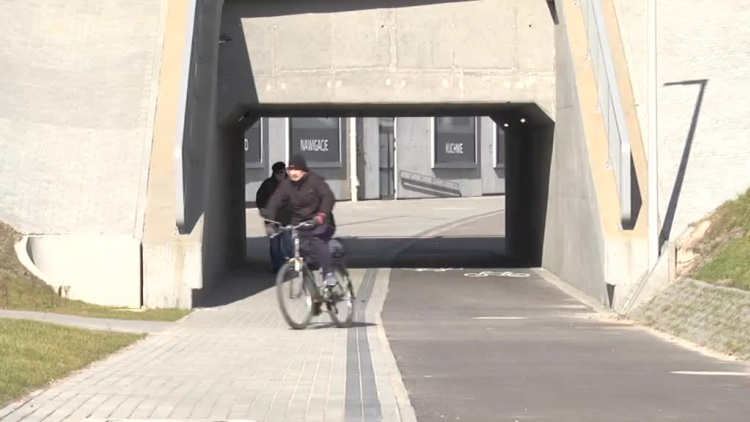 tunel_przy_lotniczej_cze_na_upiekszenie.mp4
