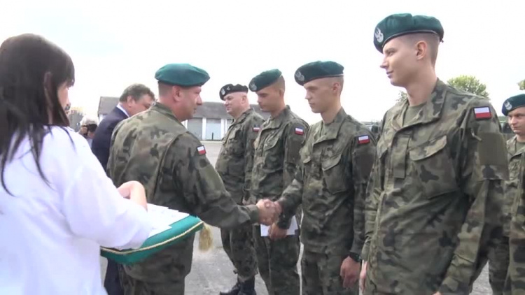 16_pulk_logistyczny_przyjal_nowych_zolnierzy.mp4