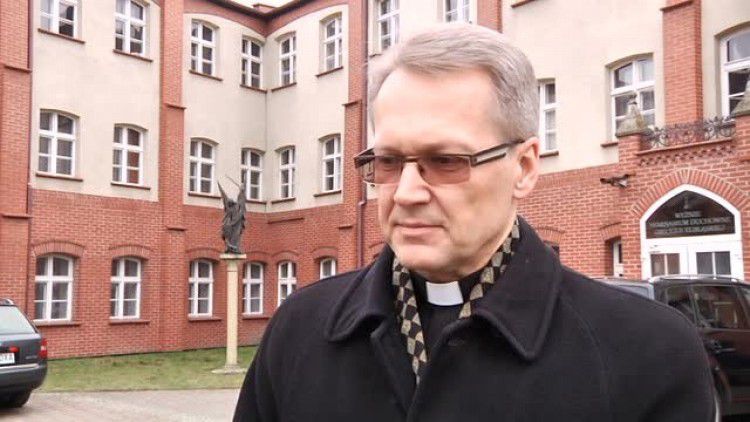 media-materialy_wideo-2016-luty-11-byly_kleryk_oskarza_o_molestowanie